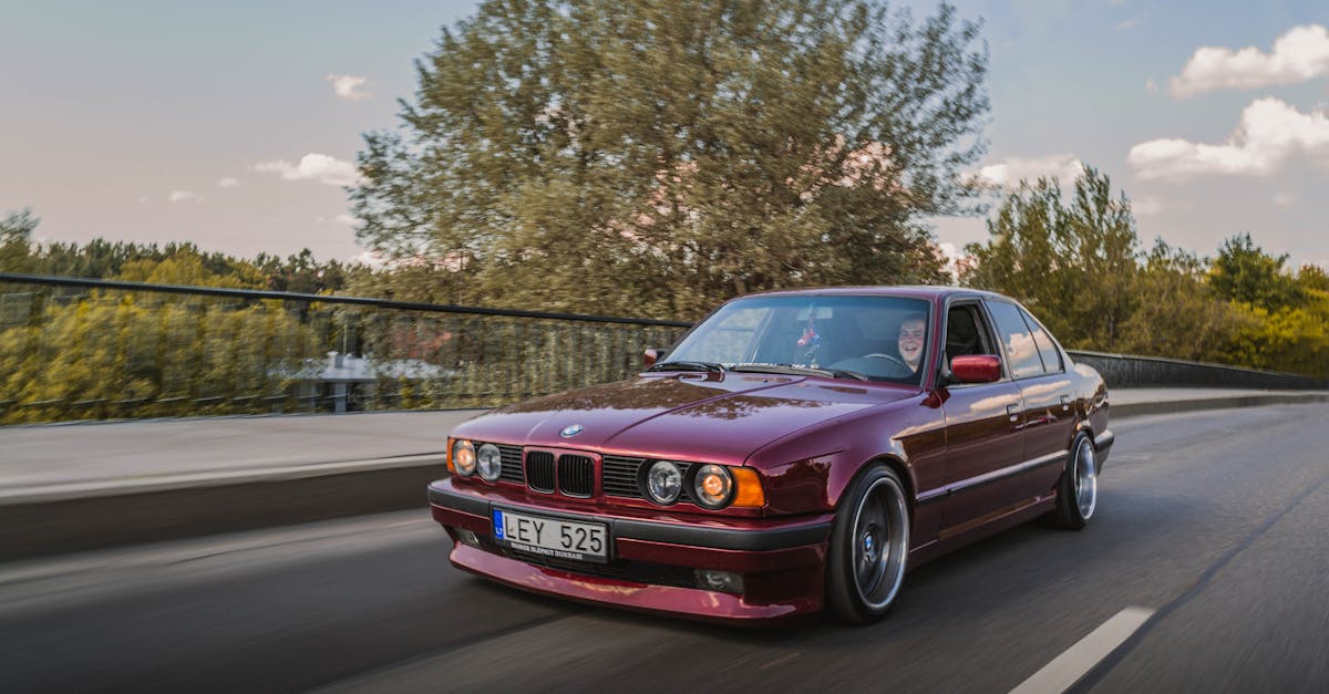 découvrez l'univers des youngtimers, ces voitures classiques des années 80 et 90 qui allient style rétro et performances modernes.