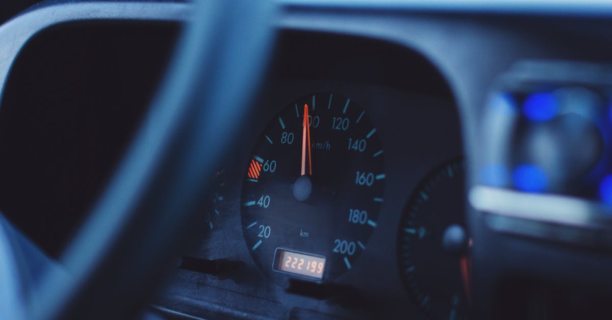 découvrez comment le kilométrage annuel influence le choix de l'assurance pour les youngtimers, avec des conseils pour optimiser votre couverture.