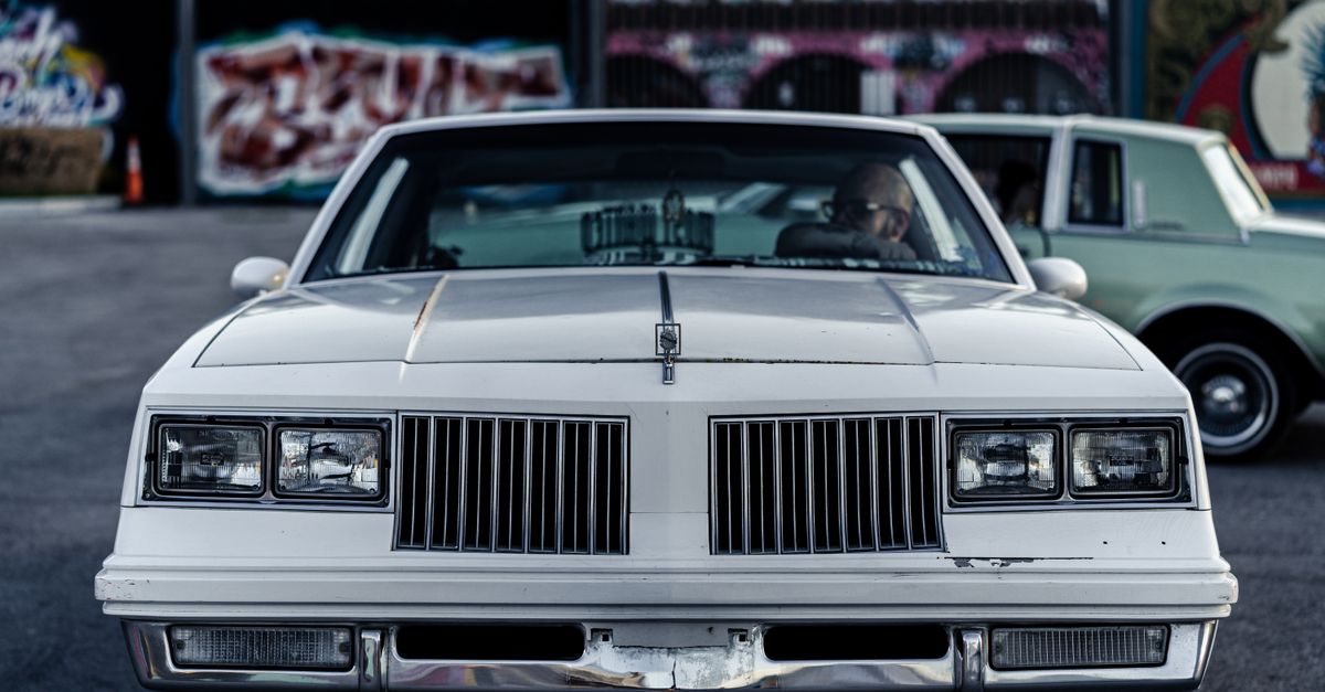 découvrez l'oldsmobile cutlass, une voiture américaine classique alliant style rétro et performance. explorez son histoire, ses modèles emblématiques et ses caractéristiques uniques.